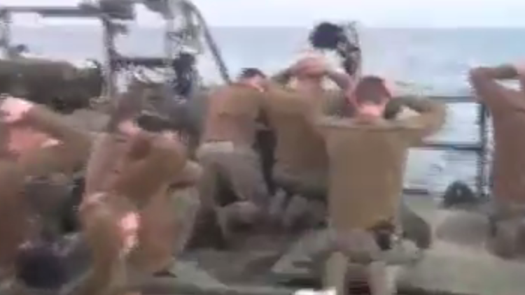 شاهد بالفيديو.. لحظة إلقاء القبض على الجنود الأمريكيين من قبل الحرس الإيراني