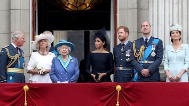 ملكة بريطانيا توافق على تخلي حفيدها هاري عن مهامه الملكية