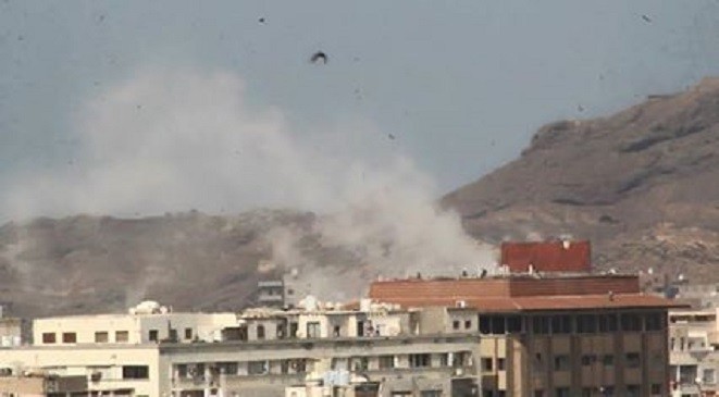 قصف ميليشيات الحوثي على منزل المواطنيين في عدن