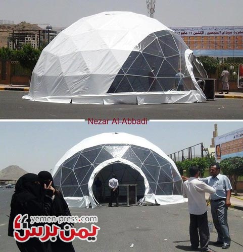 العليمي وبروجي يزوران معرض صور شهداء السبعين ويحيى صالح يبني خيمة في الميدان