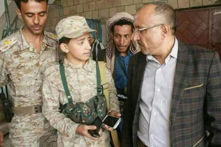 طفل حوثي يتفقد مراكز امتحانية في إب وينهب عشرات الهواتف المحمولة