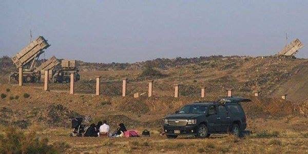 هذا ما تفعله أسرة سعودية بالقرب من صواريخ «باتريوت» التي تحمي الأراضي السعودية