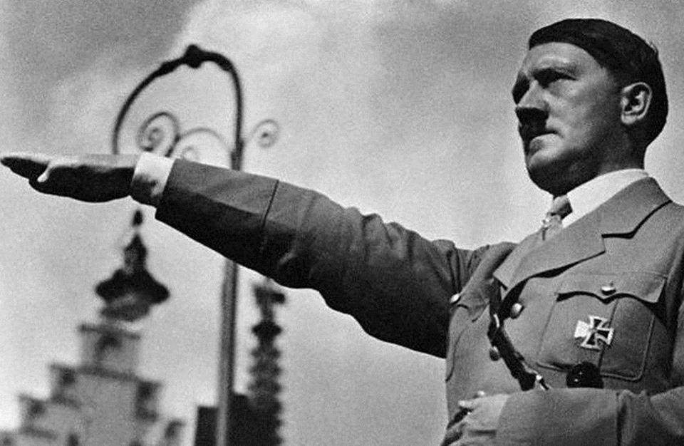 عميل سابق بجهاز الـ «سي آي إيه» يكشف لغز وفاة هتلر