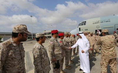 آمر القوة البرية الكويتية اللواء الركن خالد بن صالح الصباح يصل حدود اليمن
