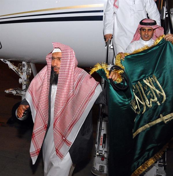 بالصور: استقبال حافل للمعلمين السعوديين المفرج عنهما من قبل ميليشيا الحوثي أثناء وصولهما للمملكة