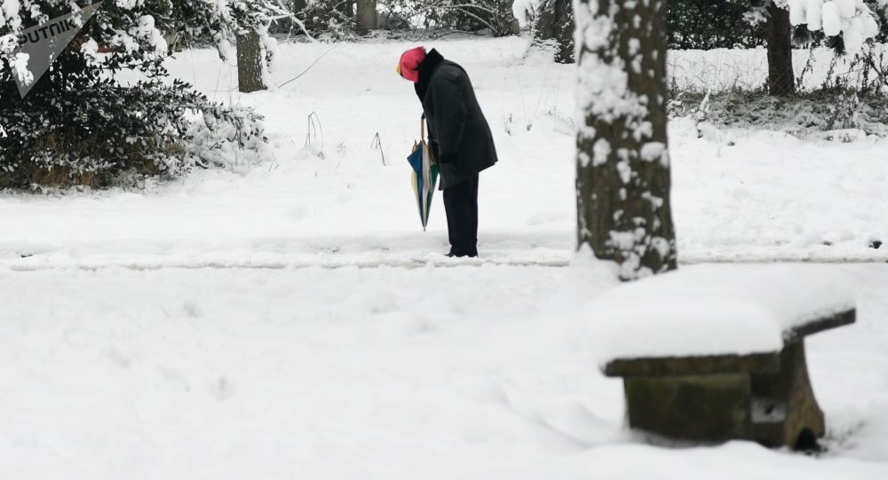 طفلة تنجو من الموت بعد قضائها  أكثر من 18 ساعة تحت الثلج 