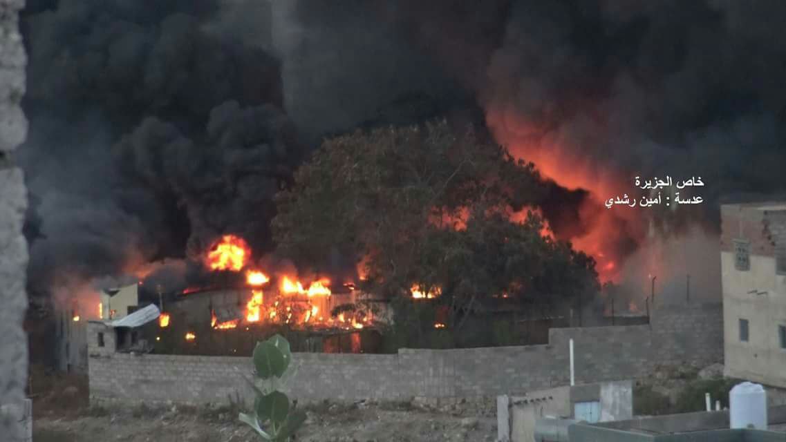 مليشيات الحوثي تحرق مخازن البلاستيك في منطقة الحصب بمدينة تعز