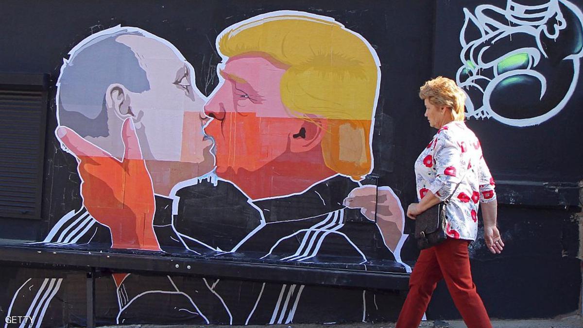 قبلة بوتن وترامب «الحميمية» تشعل الإنترنت