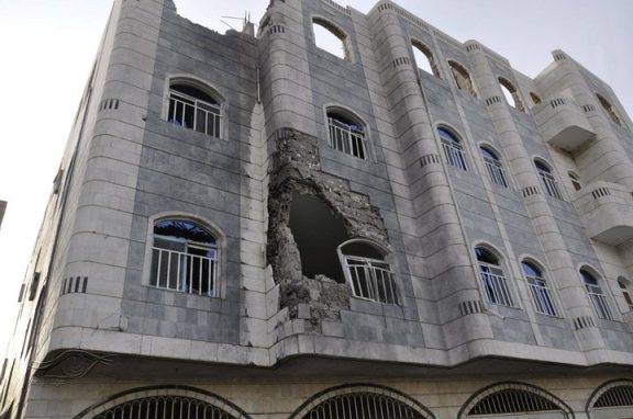 أحد المباني الذي تعرض للقصف صباح اليوم الجمعة في تعز