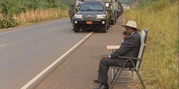 ما الذي دفع رئيس أوغندا لإيقاف موكبه وإجراء مكالمة طويلة؟.. هكذا أجاب مواطنوه بسخرية