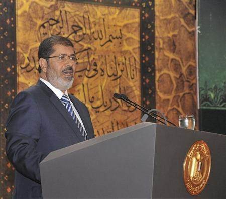 مرسي يتحدث في احتفال بالقاهرة يوم الأحد (رويترز)