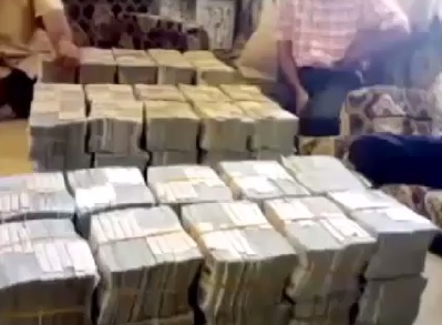 فيديو لمليشيات ليبية تقتسم أموالا بمئات الملايين