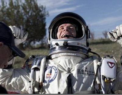 لأول مرة في تاريخ البشرية.. نمساوي يقفز من الفضاء ويصل الارض على قدميه (فيديو)