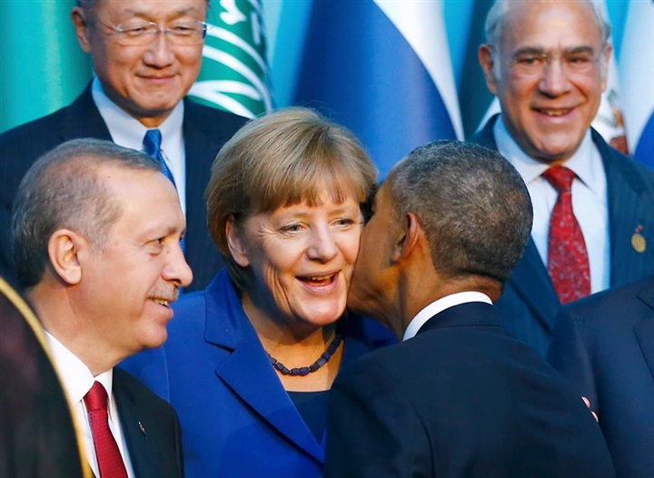 بالصور: أوباما تجاهل قادة دول العالم وقبّل ميركل وعيونه لم تفارق رئيسة البرازيل في قمة العشرين
