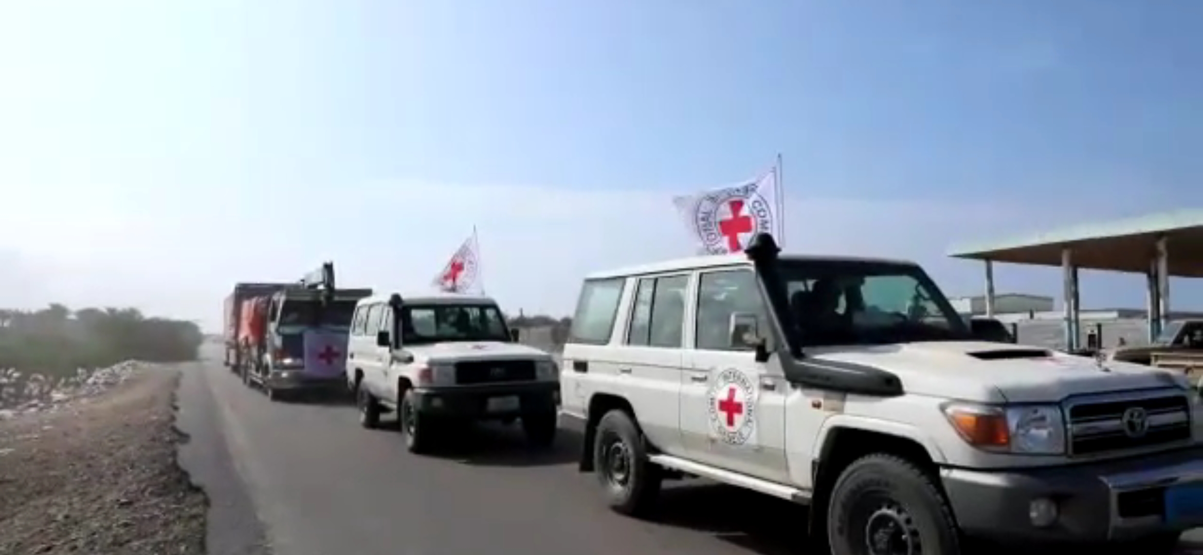 الحوثيون يمنعون دخول قافلة إغاثية تابعة للصليب الأحمر إلى الدريهمي 