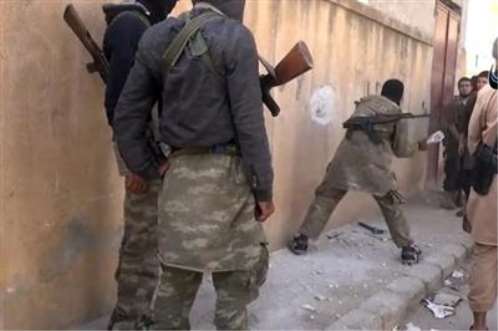 داعش يخفض رواتب مقاتليه إلى النصف