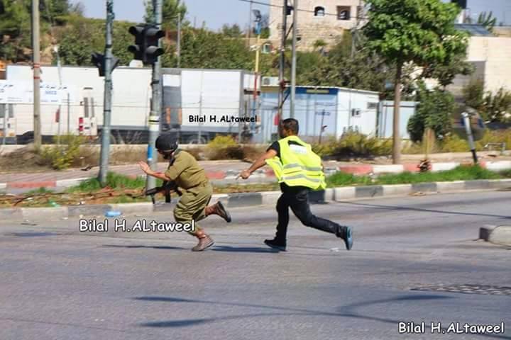  بالصور والفيديو.. شاب فلسطيني يطارد جنديا إسرائيليا بالسكين فيفر هاربا من أمامه!!