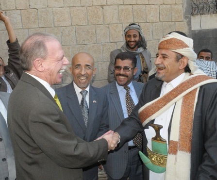 الشيخ صادق الأحمر والسفير الأمريكي بصنعاء