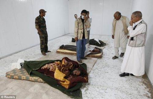 جثث القذافي وابنه ووزير دفاعه (صورة أرشيف - رويترز)