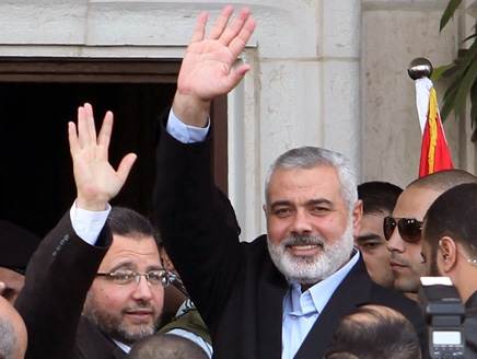 رئيس الوزراء المصري هشام قنديل يصل قطاع غزة والطيران الإسرائيلي يضرب غزة بعشرات الغارات