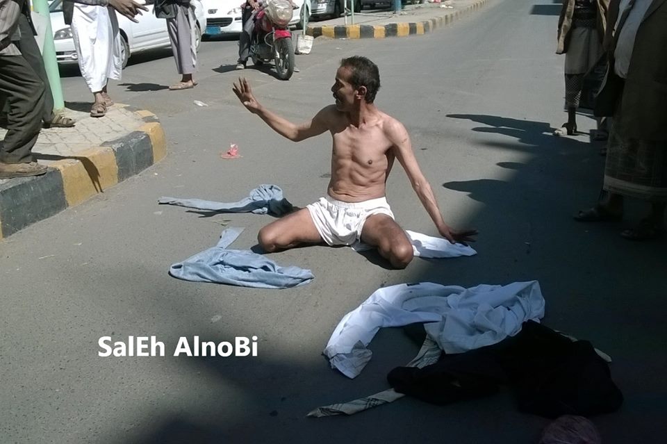 جندي يخلع ملابسه ويقطع أحد الشوارع بصنعاء بعد تعرضه للضرب بمقر عمله من قبل الحوثيين