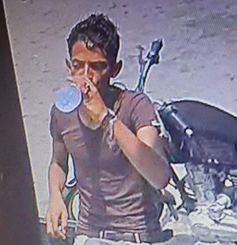 بالفيديو شاب يقوم بسرقة مبلغ مالي أكثر من 2مليون ريال من داخل سيارة في الحديدة يمن برس