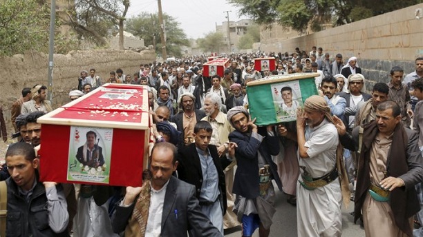 تشييع جنازة حوثيين قتلوا بعد تفجير استهدف مسجدا في صنعاء (22-07-