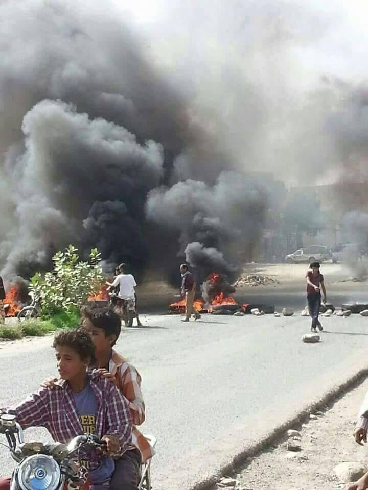 فوضى عارمة تسود بعض مناطق الضالع احتجاجا على قرار منع دخول القات إلى عدن (صور)