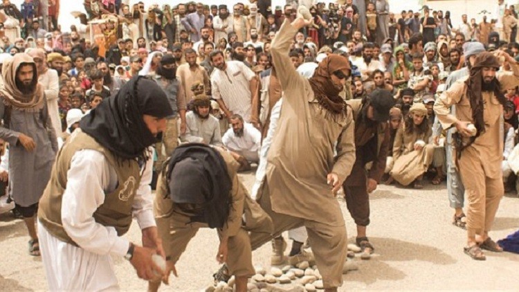 داعش ينشر صورا لرجم 4 رجال متهمين بالزنا