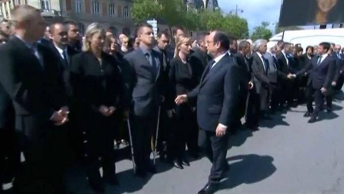 بالفيديو: شرطي يرفض مصافحة الرئيس الفرنسي ورئيس الوزراء ويحرجهم أمام الجميع