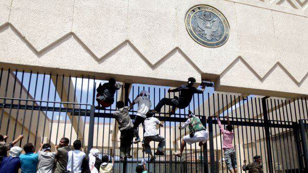 السفارة الأميركية في صنعاء توقف خدماتها القنصلية وسط استنفار أمني كبير