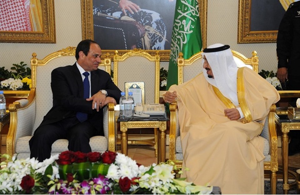 اعلامي مصري يتهم السيسي بدعم الحوثيين بأموال السعودية