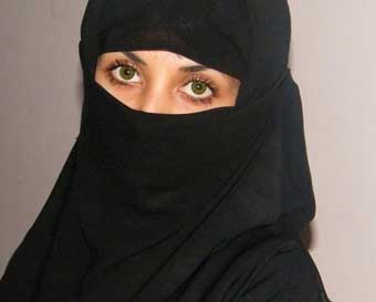 الشرطة الدينية في السعودية تتعهد بملاحقة النساء صاحبات العيون \