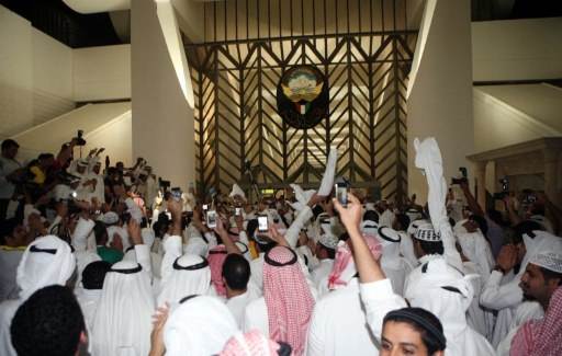 الآلاف يقتحمون مبنى مجلس الأمة في الكويت بعد ضرب متظاهرين (فيديو)