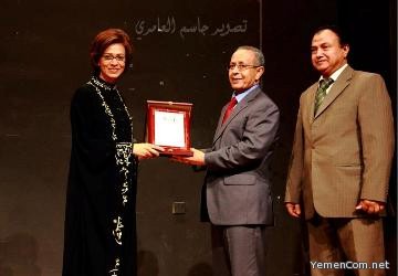سفارة اليمن في الإمارات تكرم «ملكة بورصة وول ستريت» النابغة اليمنية مناهل عبد الرحمن