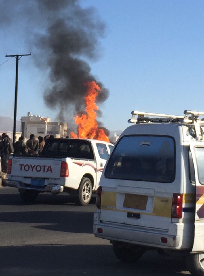 حريق هائل في سوق سوداء للمشتقات النفطية في شارع الخمسين في بصنعاء (فيديو)