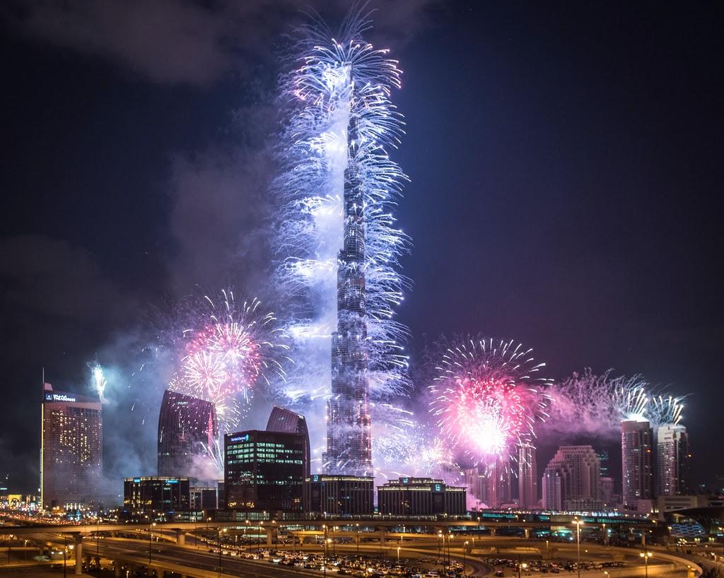 الإمارات تحضر أكبر وأغلى شجرة عيد ميلاد للاحتفال وأكبر عرض للألعاب النارية