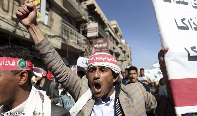 تجمع أمام السفارة الفرنسية في اليمن يطالب بطرد السفير