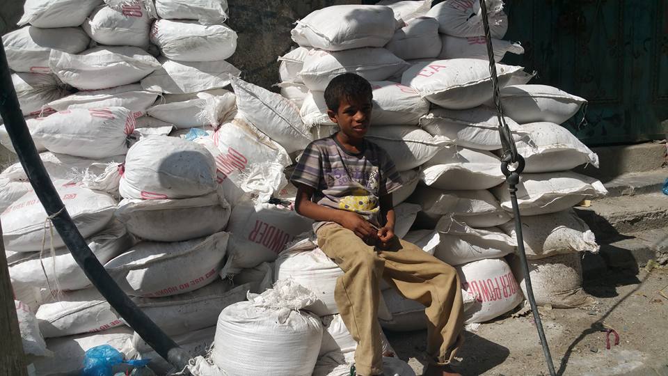 صورة وحدث: طفل في «تعز» يبيع المتارس للأهالي