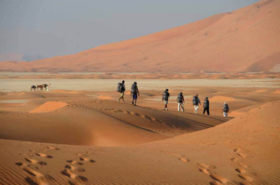 بالصور.. مغامرٌ بريطاني يسير شهراً في صحراء الربع الخالي لمقابلة أمير قطر!