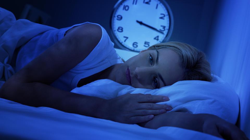 احذروا النوم أقل من 6 ساعات.. «القلب في خطر»