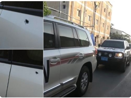 صورة اطلاق الحوثيين الرصاص على سيارة الجنرال الأممي «كاميرت» وفريقه في الحديدة