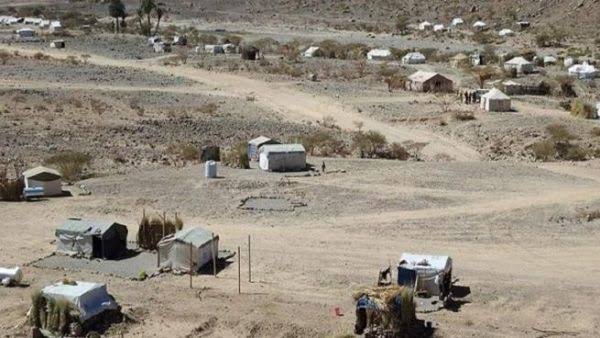 الحوثيون ينهبون مخيم الخانق بنهم وتحذير أممي من تفاقم أسوأ أزمة إنسانية في العالم