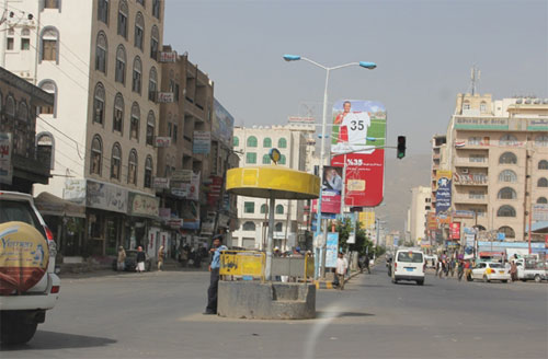 صنعاء: سلطات الأمن تلقي القبض على مشتبه بانتمائه لتنظيم القاعده بمنطقة حده متنكرا بزي إمرأه
