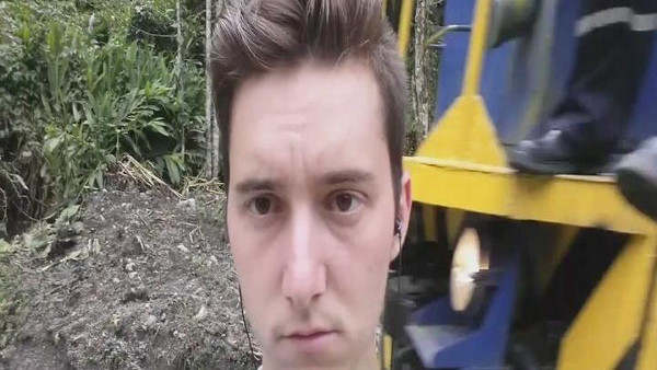 فيديو.. مراهق ينجو بأعجوبة من قطار كاد يفصل رأسه للحصول على صورة selfie