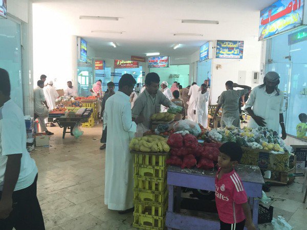 في أول أيام شهر رمضان المبارك.. اليمنيون يمارسون البيع في أسواق جازان السعودية لكسب الرزق