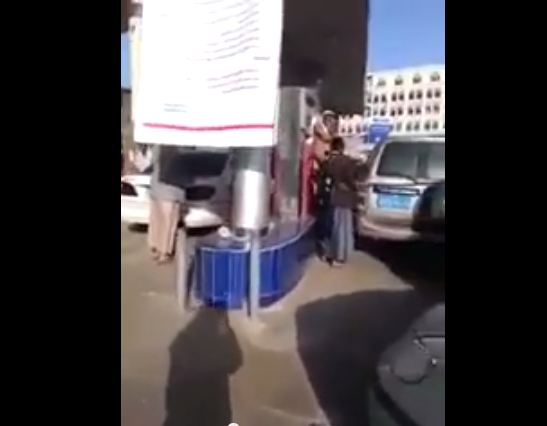 شاهد بالفيديو: مسلحو الحوثي يستحوذون على المحطة المخصصة لتعبئة سيارات النساء في صنعاء منذ 3 أيام