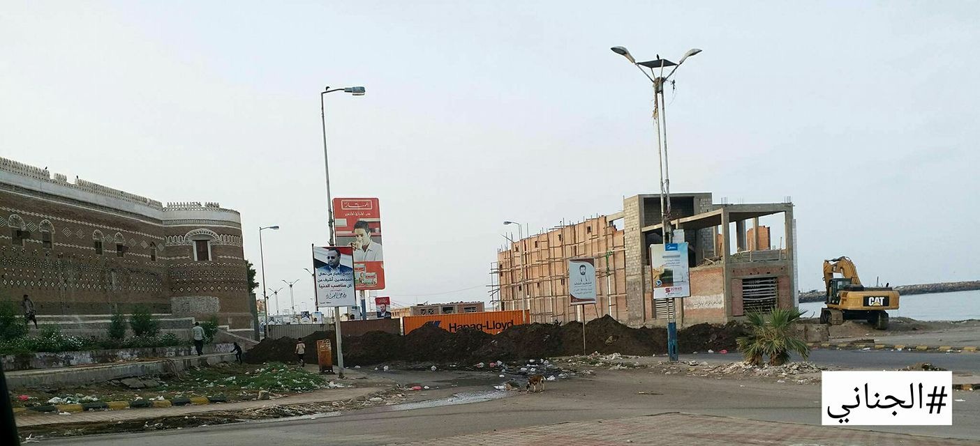 ميليشيا الحوثي تغلق الطريق الساحلي والكورنيش في الحديدة بساتر ترابي وحاويات