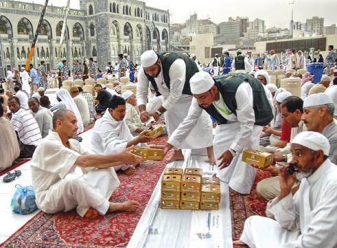 سفره الإفطار بساحات الحرم المكي - الإفطار بالمسجد الحرام