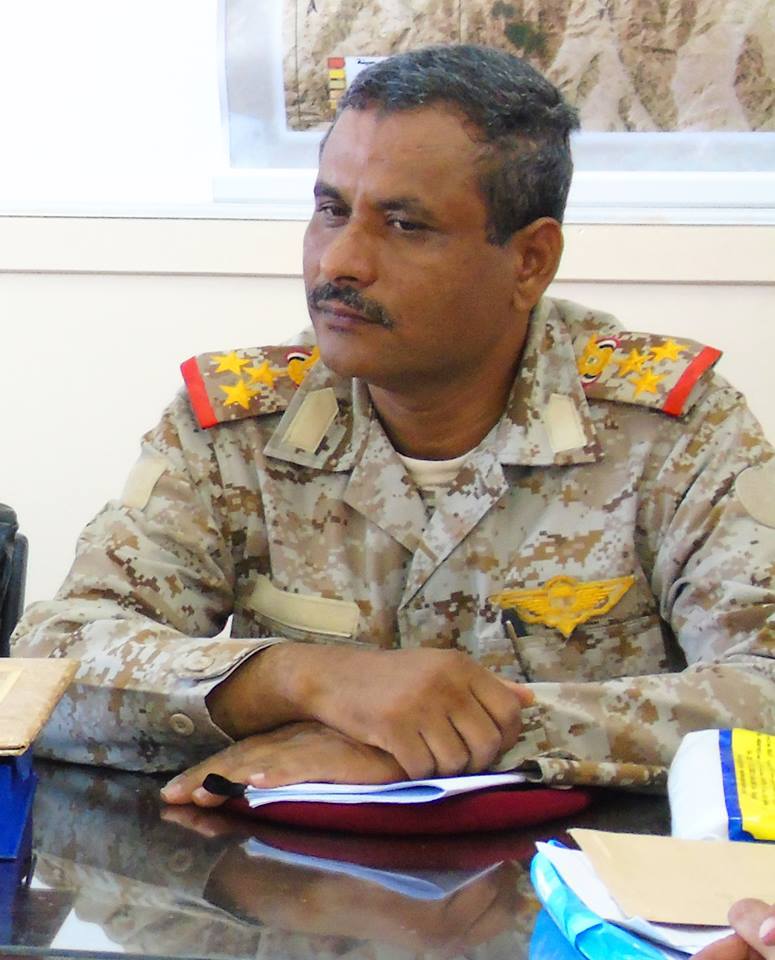 إصابة قائد الجيش بتعز واستشهاد مرافقيه في اقتحام مواقع الحوثيين بالضباب ..تفاصيل